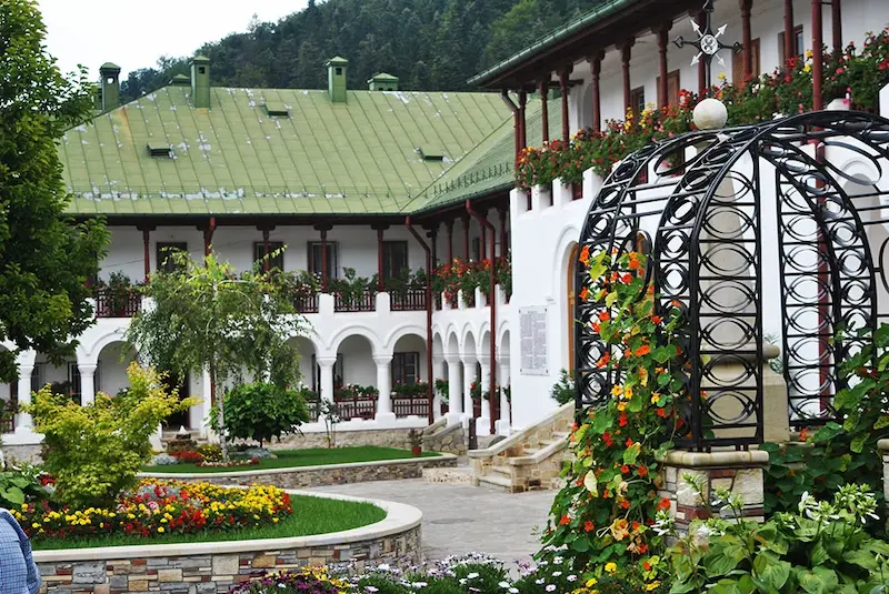 Manastirea Agapia si Manastirea Varatec