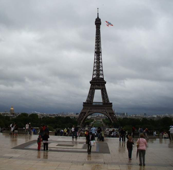 Top 10 atractii turistice Paris: Turnul Eiffel, Luvru, Notre-Dame etc