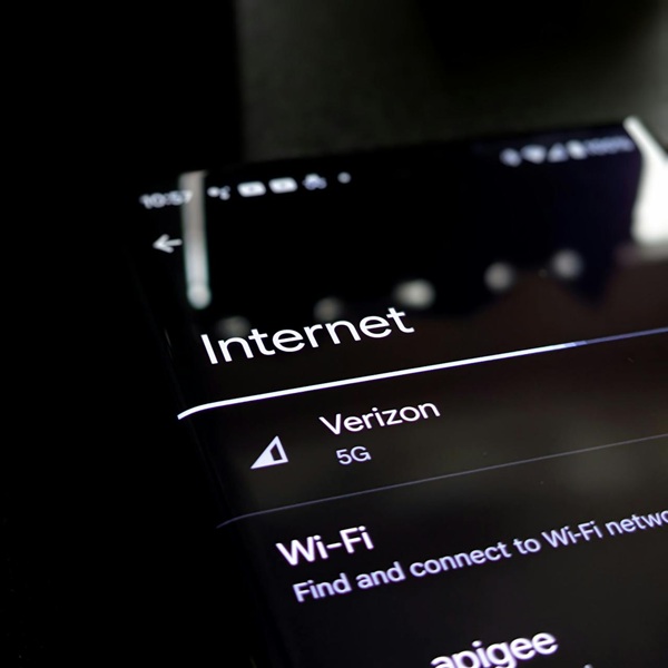 Cum să ai internet pe telefon oriunde în lume fără să plătești în plus