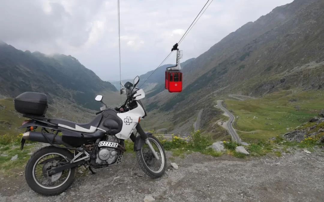 Descoperiți frumusețea Transfăgărășanului din șaua motocicletei